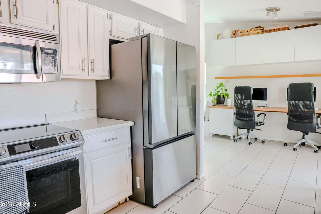 Image 9 of property listing at 10130 W MEADOWBROOK Avenue, Phoenix, AZ 85037