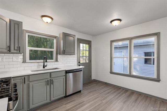 25453 Pine View Avenue, Warren, MI 48091