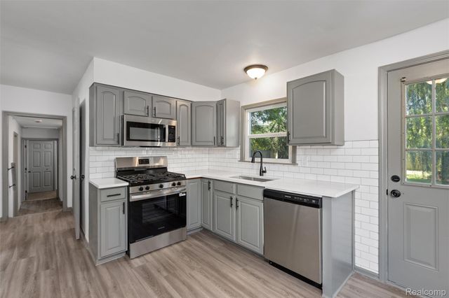 25453 Pine View Avenue, Warren, MI 48091