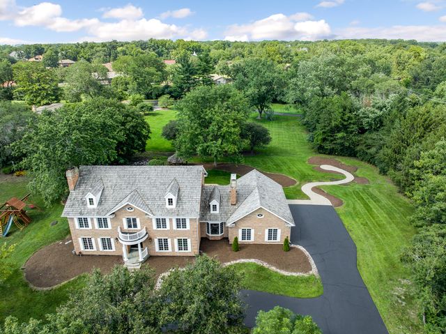 1 Hidden Lake Drive, Burr Ridge, IL 60527