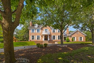 1 Hidden Lake Drive, Burr Ridge, IL 60527