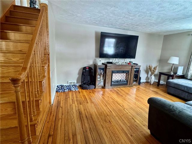 15 Woodlawn Avenue East, Utica, NY 13501