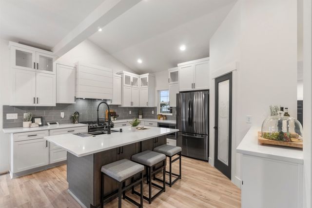 1922 N Donwood Ln, Greenacres, WA 99016
