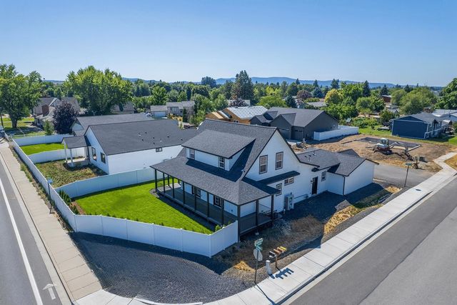 1922 N Donwood Ln, Greenacres, WA 99016