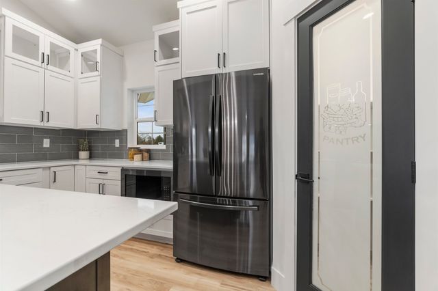 1922 N Donwood Ln, Greenacres, WA 99016