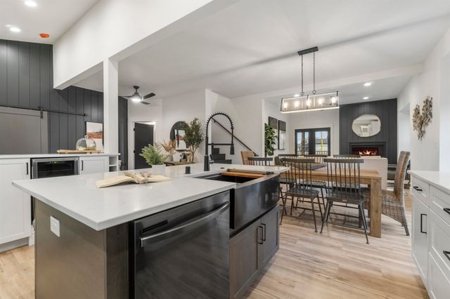 1922 N Donwood Ln, Greenacres, WA 99016