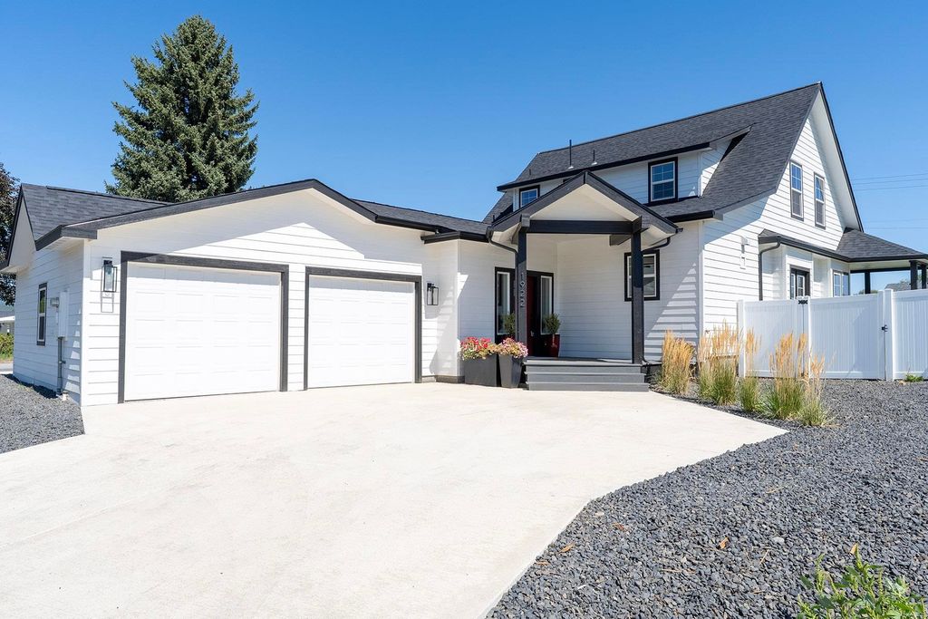 1922 N Donwood Ln, Greenacres, WA 99016
