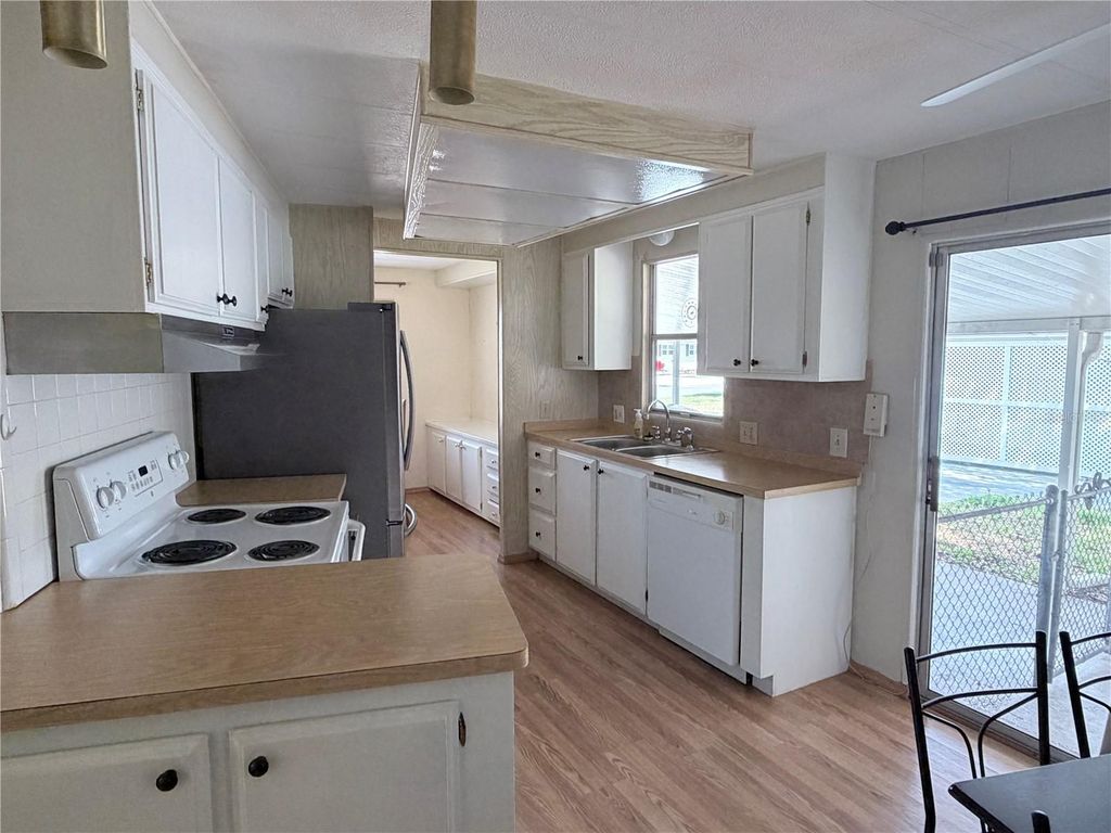 Image 8 of property listing at 1610 REYNOLDS ROAD 11, Lakeland, FL 33801