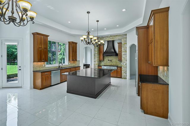 2707 Turtle Lake Drive, Bloomfield Hills, MI 48302