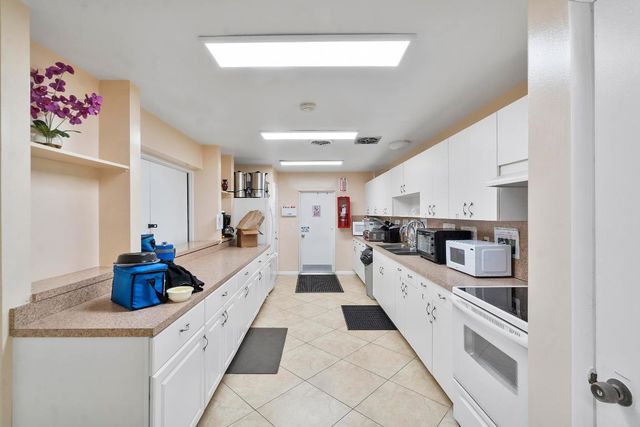 27 Abbey Lane 306, Delray Beach, FL 33446