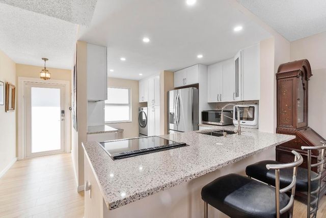 27 Abbey Lane 306, Delray Beach, FL 33446