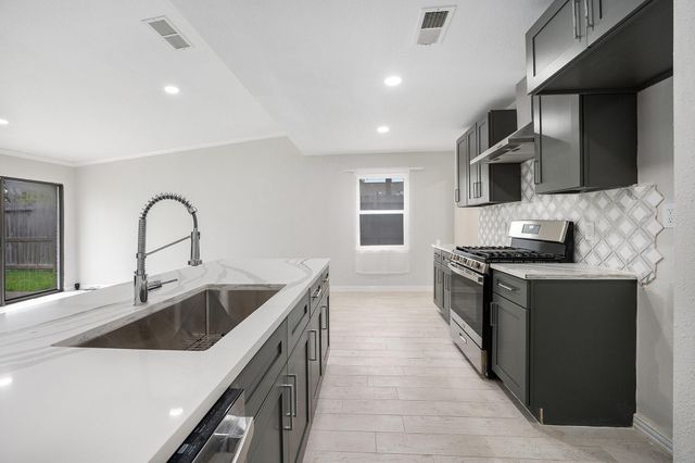 10818 Hillcroft Avenue, Houston, TX 77096