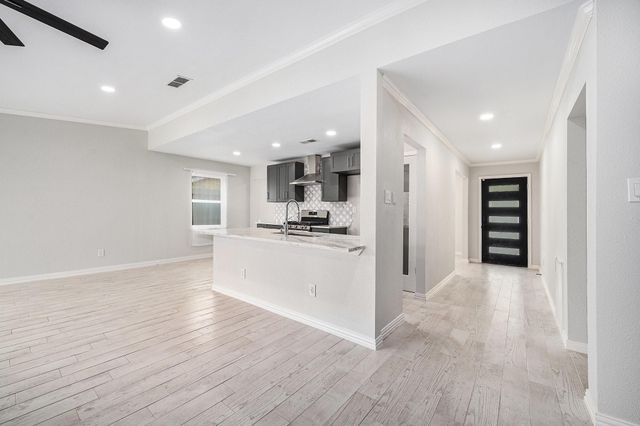 10818 Hillcroft Avenue, Houston, TX 77096