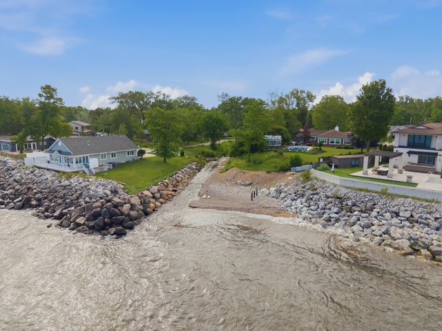 200 Marx Drive, New Buffalo City, MI 49117
