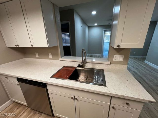 231 Mission Newport Lane 102, Las Vegas, NV 89107