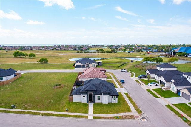 102 Prestwick Dr, Portland, TX 78374