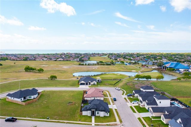 102 Prestwick Dr, Portland, TX 78374