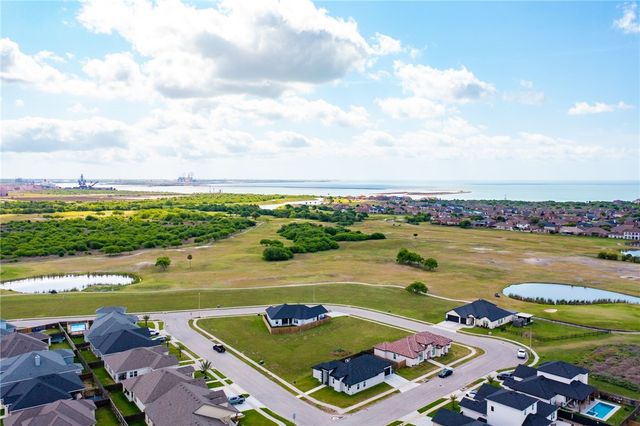102 Prestwick Dr, Portland, TX 78374