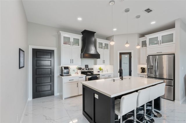 102 Prestwick Dr, Portland, TX 78374
