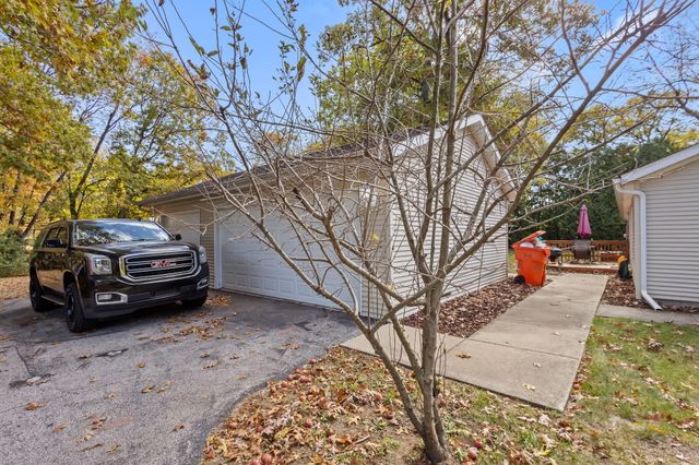 11155 West Drive, Demotte, IN 46310