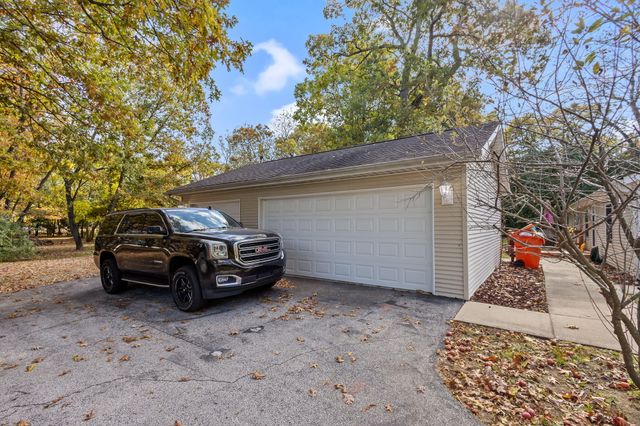 11155 West Drive, Demotte, IN 46310