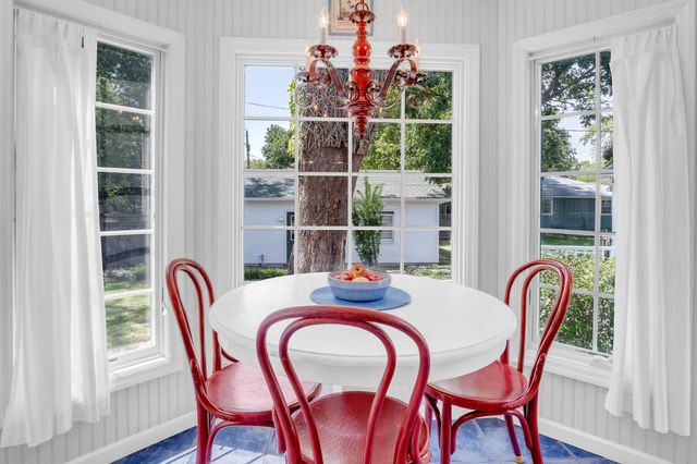 717 Grandview Ave, Newton, KS 67114