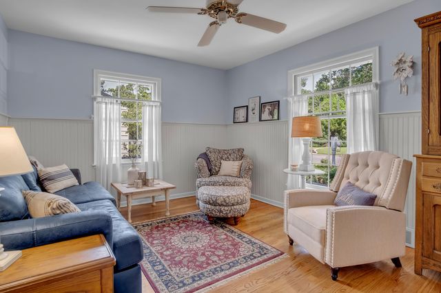 717 Grandview Ave, Newton, KS 67114