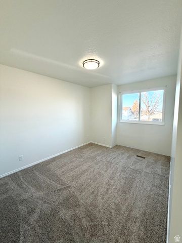 1467 W 1750 N, Clinton, UT 84015