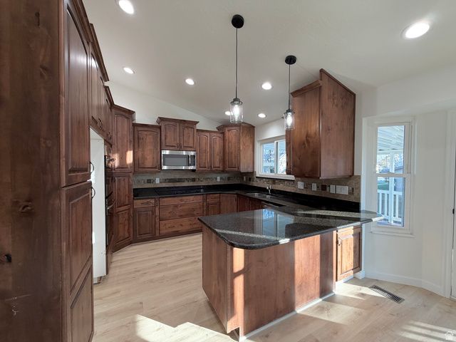 1467 W 1750 N, Clinton, UT 84015