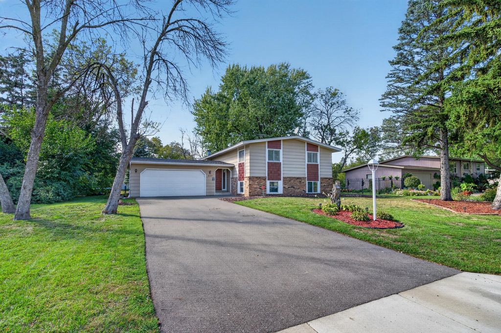 8149 Brandywine Parkway, Brooklyn Park, MN 55444 — photo 2