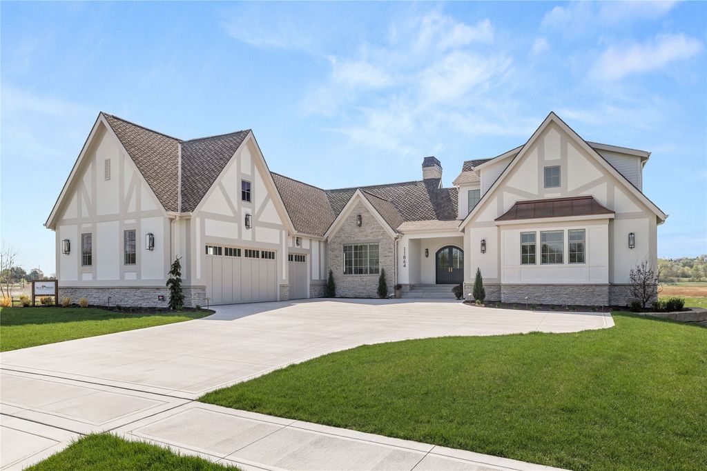 11864 Meadow Springs Drive, Johnston, IA 50131