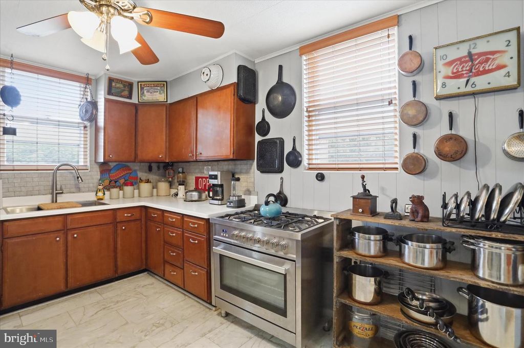 Image 10 of property listing at 905 FAYETTE ST, Cumberland, MD 21502