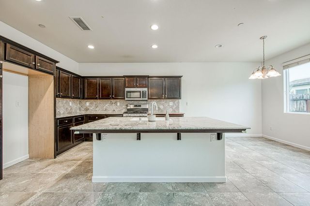 2143 Lombard Lane, Clovis, CA 93619