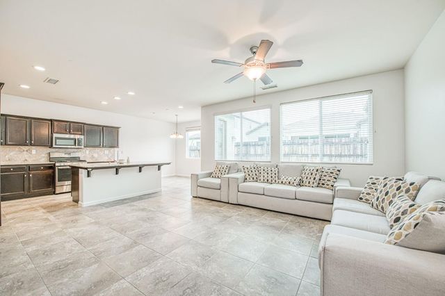 2143 Lombard Lane, Clovis, CA 93619