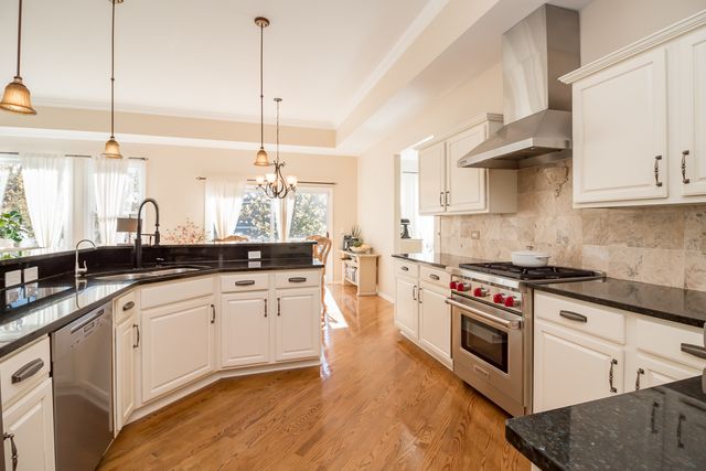 6 Sherwood Court, Lake In The Hills, IL 60156