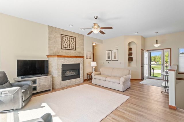 1502 Quail Ridge Road, Cedar Falls, IA 50613