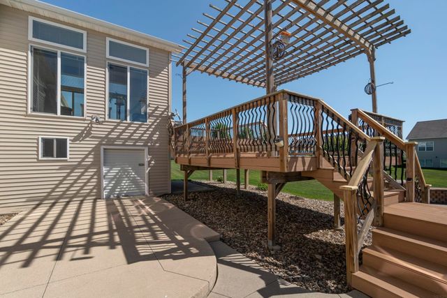 1502 Quail Ridge Road, Cedar Falls, IA 50613