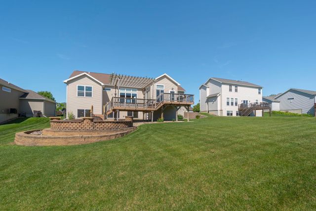1502 Quail Ridge Road, Cedar Falls, IA 50613