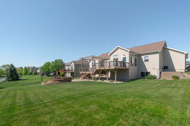 1502 Quail Ridge Road, Cedar Falls, IA 50613