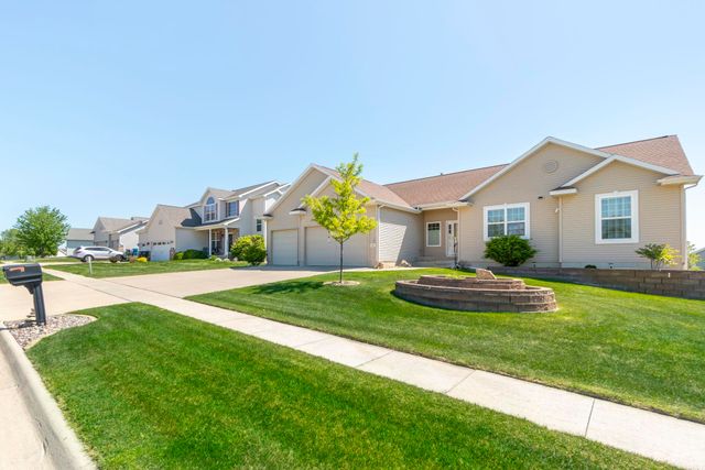 1502 Quail Ridge Road, Cedar Falls, IA 50613