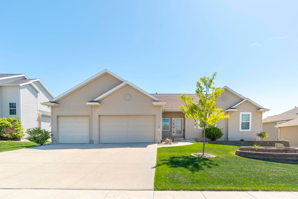 1502 Quail Ridge Road, Cedar Falls, IA 50613