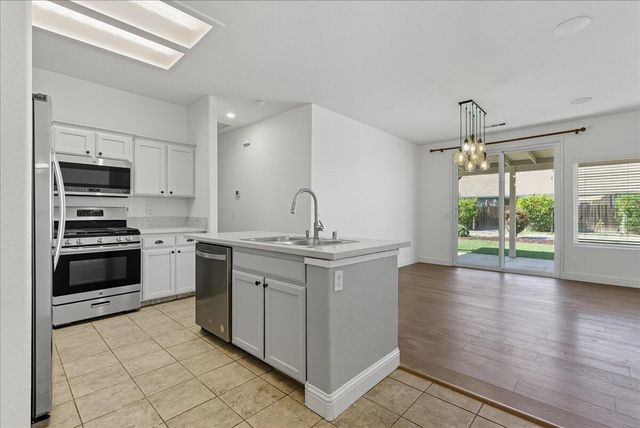 141 N Boise Court, Visalia, CA 93291