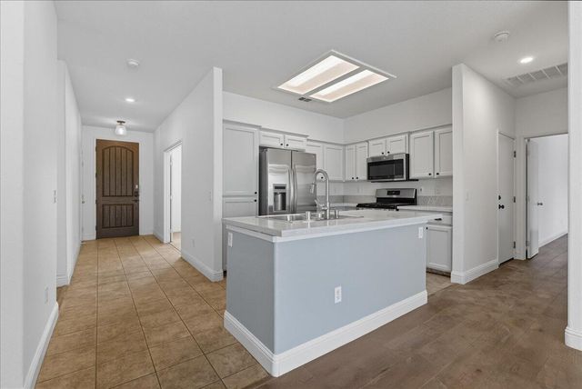 141 N Boise Court, Visalia, CA 93291