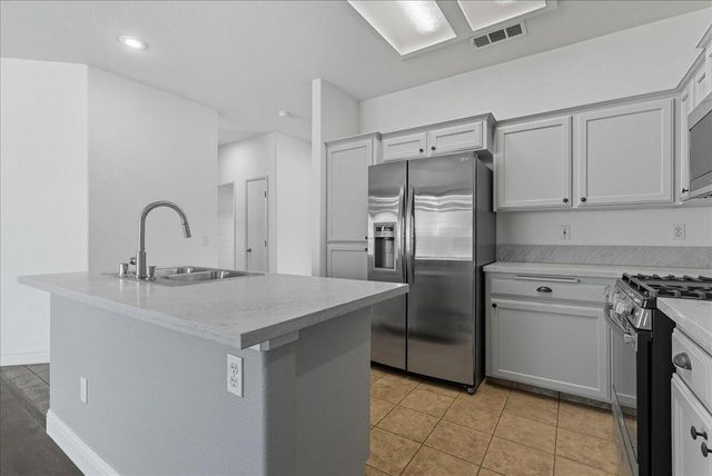 141 N Boise Court, Visalia, CA 93291