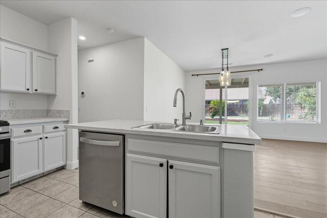 141 N Boise Court, Visalia, CA 93291