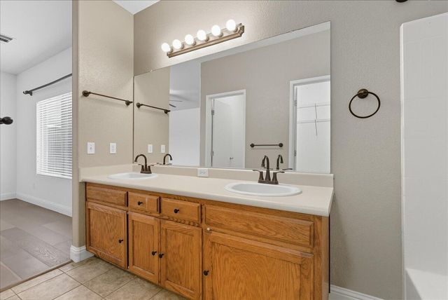 141 N Boise Court, Visalia, CA 93291