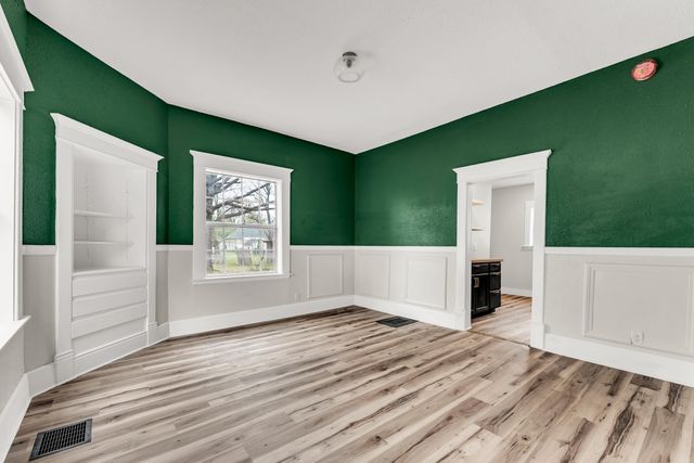 1885 N Douglas Avenue, Springfield, MO 65803