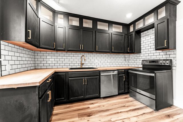 1885 N Douglas Avenue, Springfield, MO 65803