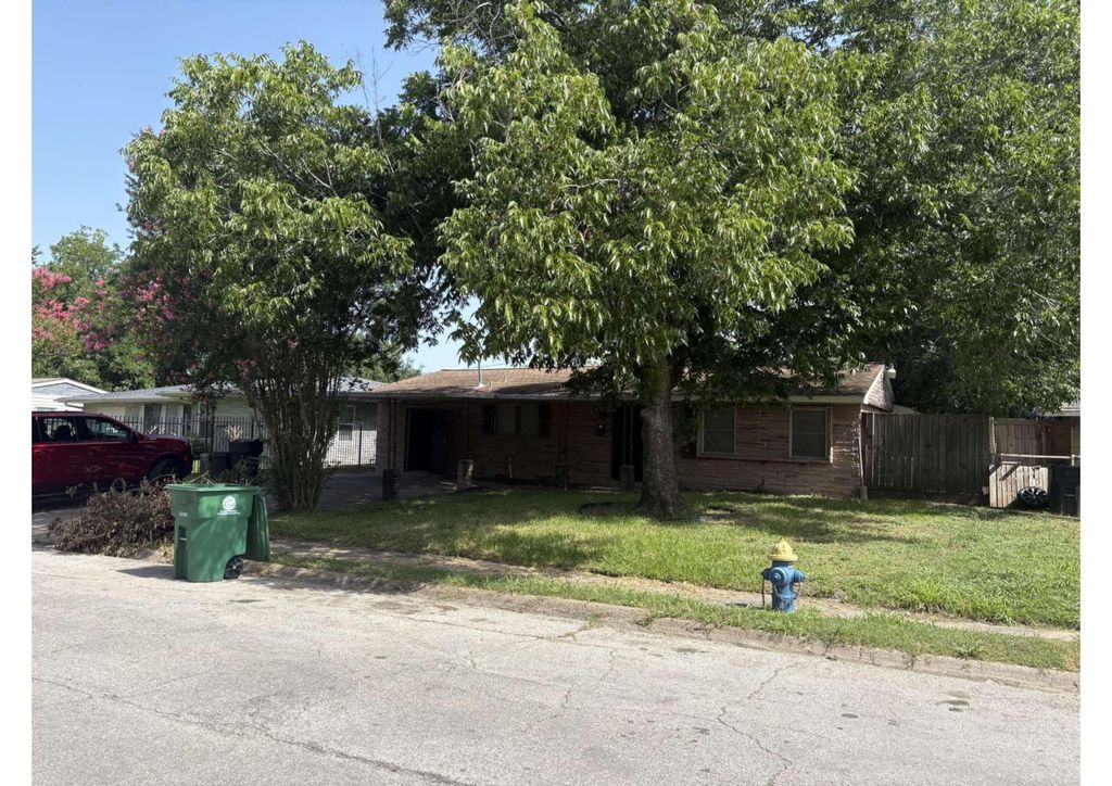 5923 Van Fleet Street, Houston, TX 77033