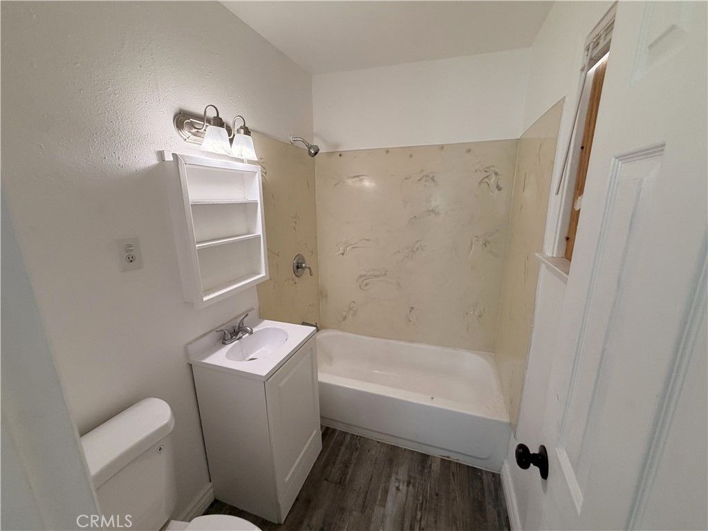Image 5 of property listing at 350 E South, Long Beach, CA 90805